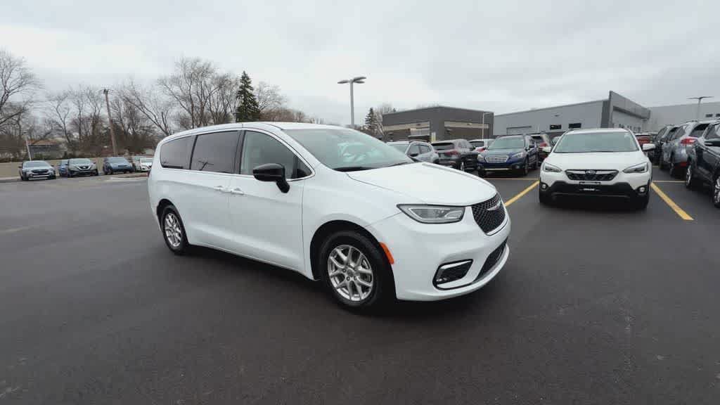 Used 2024 Chrysler Pacifica Touring-L FWD image 2