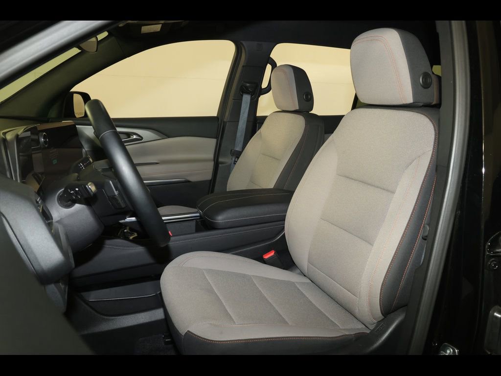 Used 2025 Chevrolet Traverse LT image 24