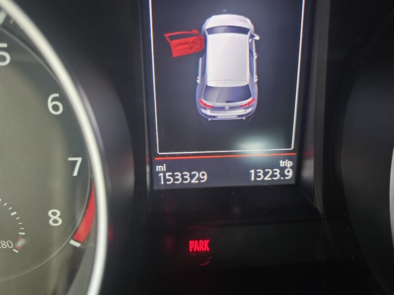 Used 2017 Volkswagen Golf 4-Door FWD image 25