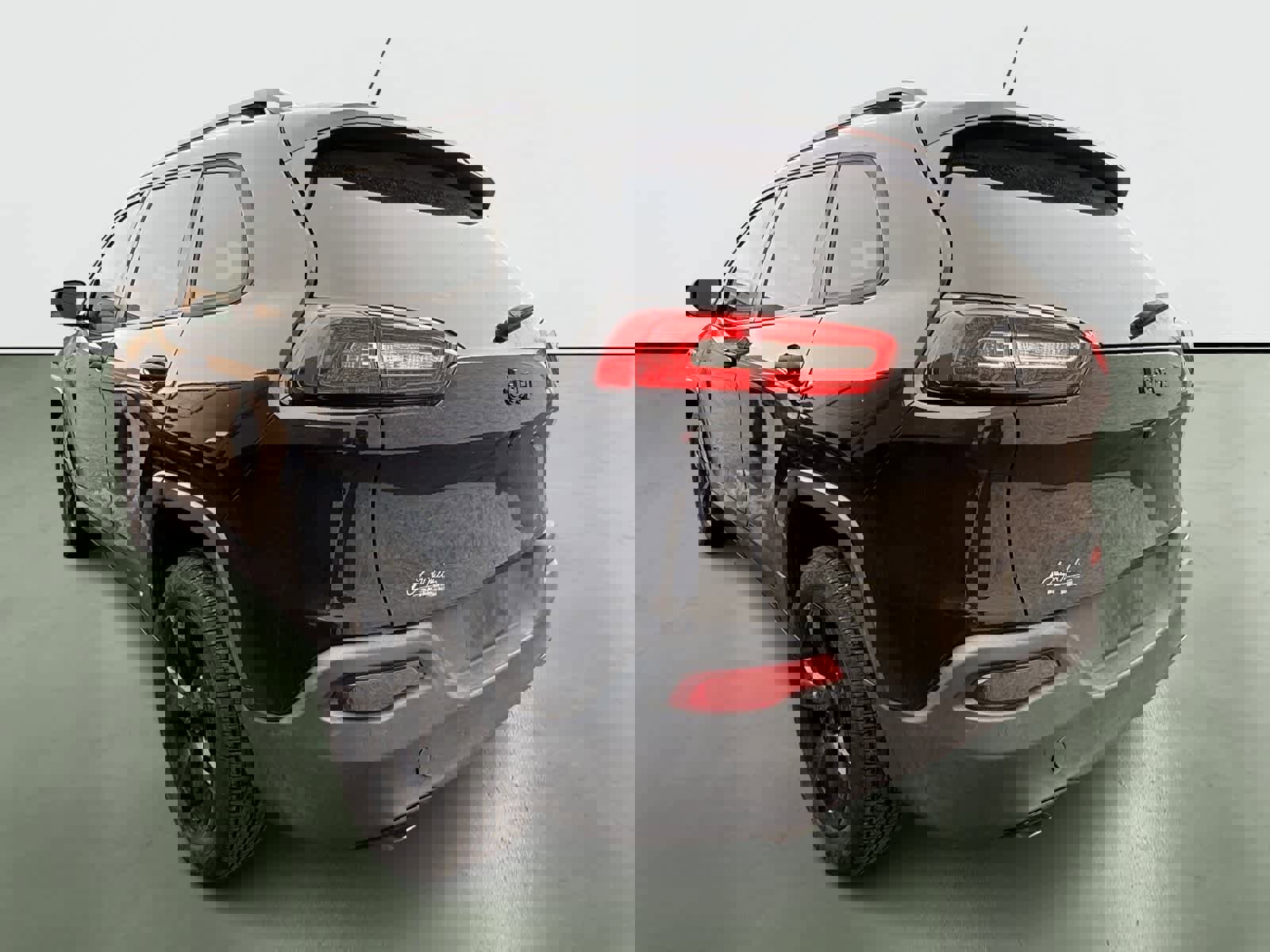 Used 2016 Jeep Cherokee Sport image 3