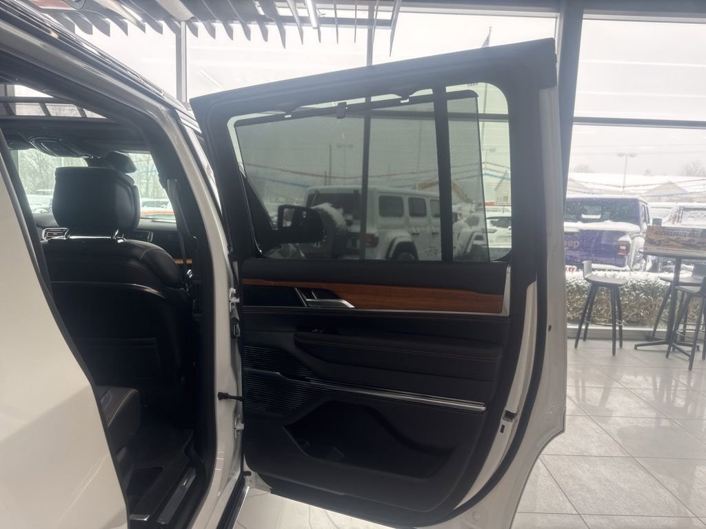 New 2025 Jeep Grand Wagoneer Series III w/ HD Trailer Tow Package image 44