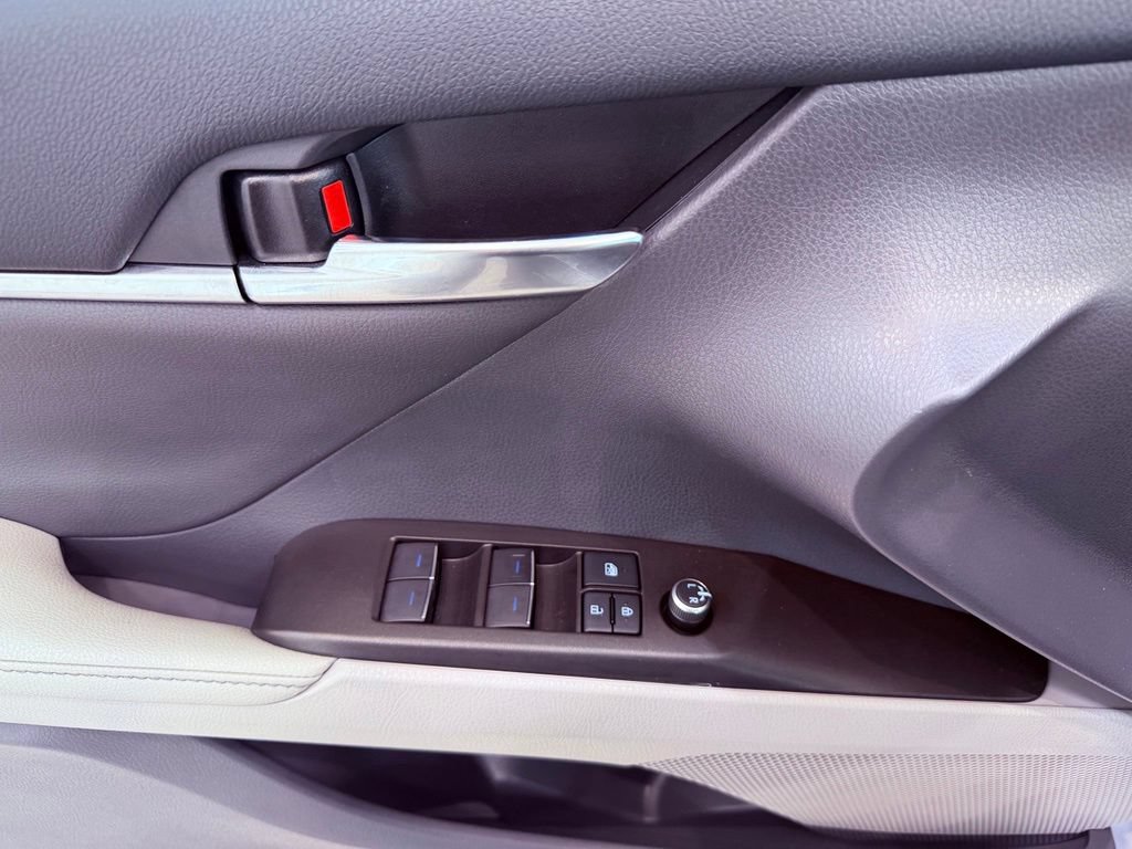 Used 2022 Toyota Camry XLE FWD image 17