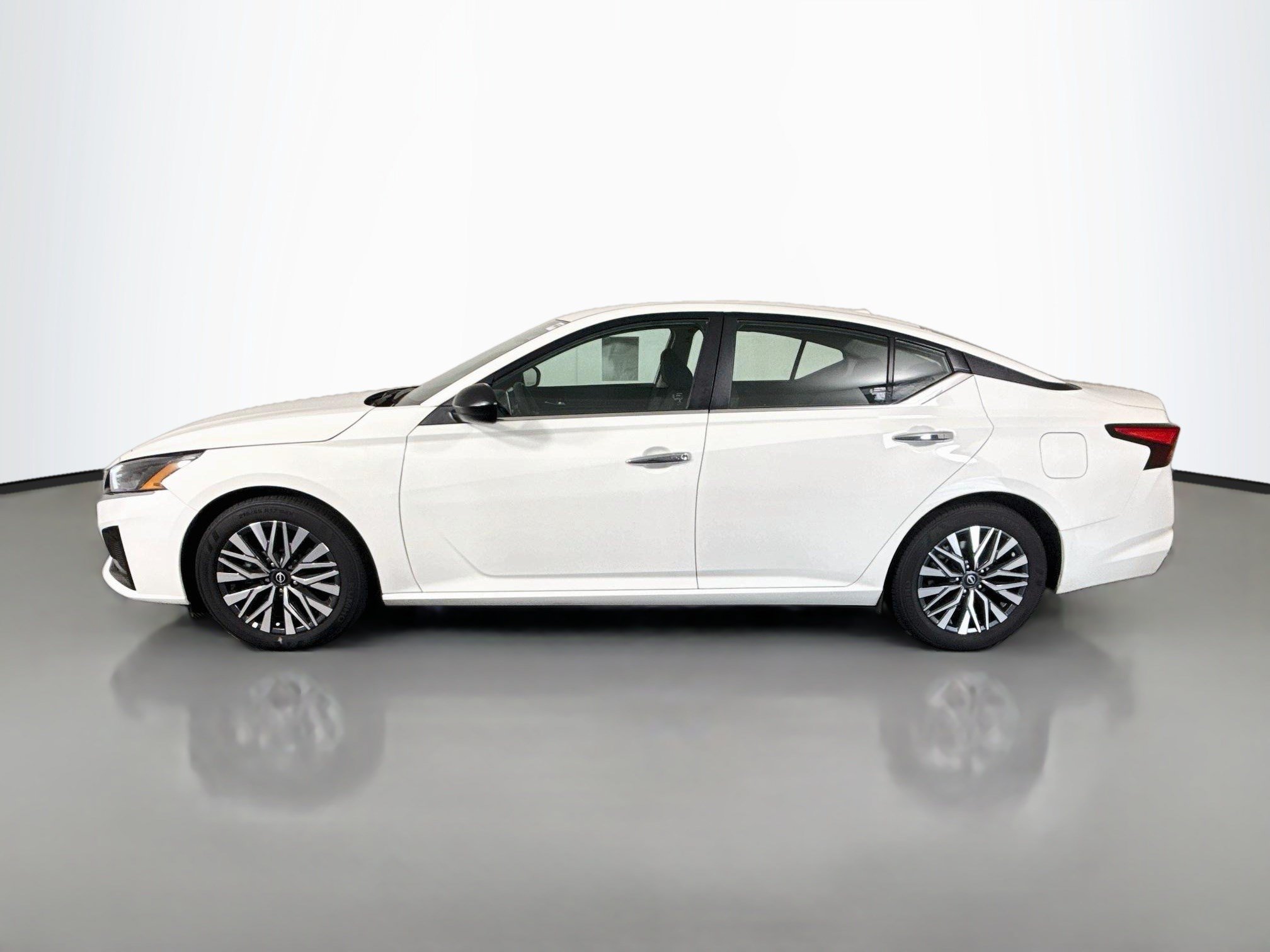 Used 2025 Nissan Altima 2.5 SV FWD image 6