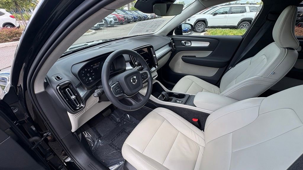 Used 2022 Volvo XC40 T4 Momentum FWD image 11