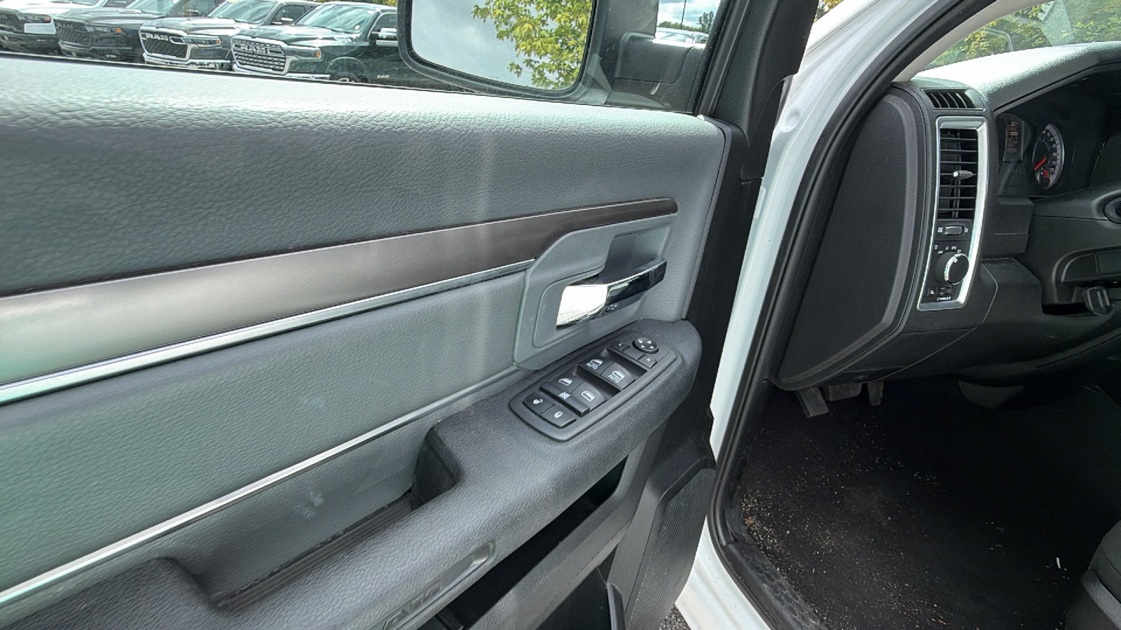 Used 2024 RAM 1500 Classic SLT AWD/4WD image 15