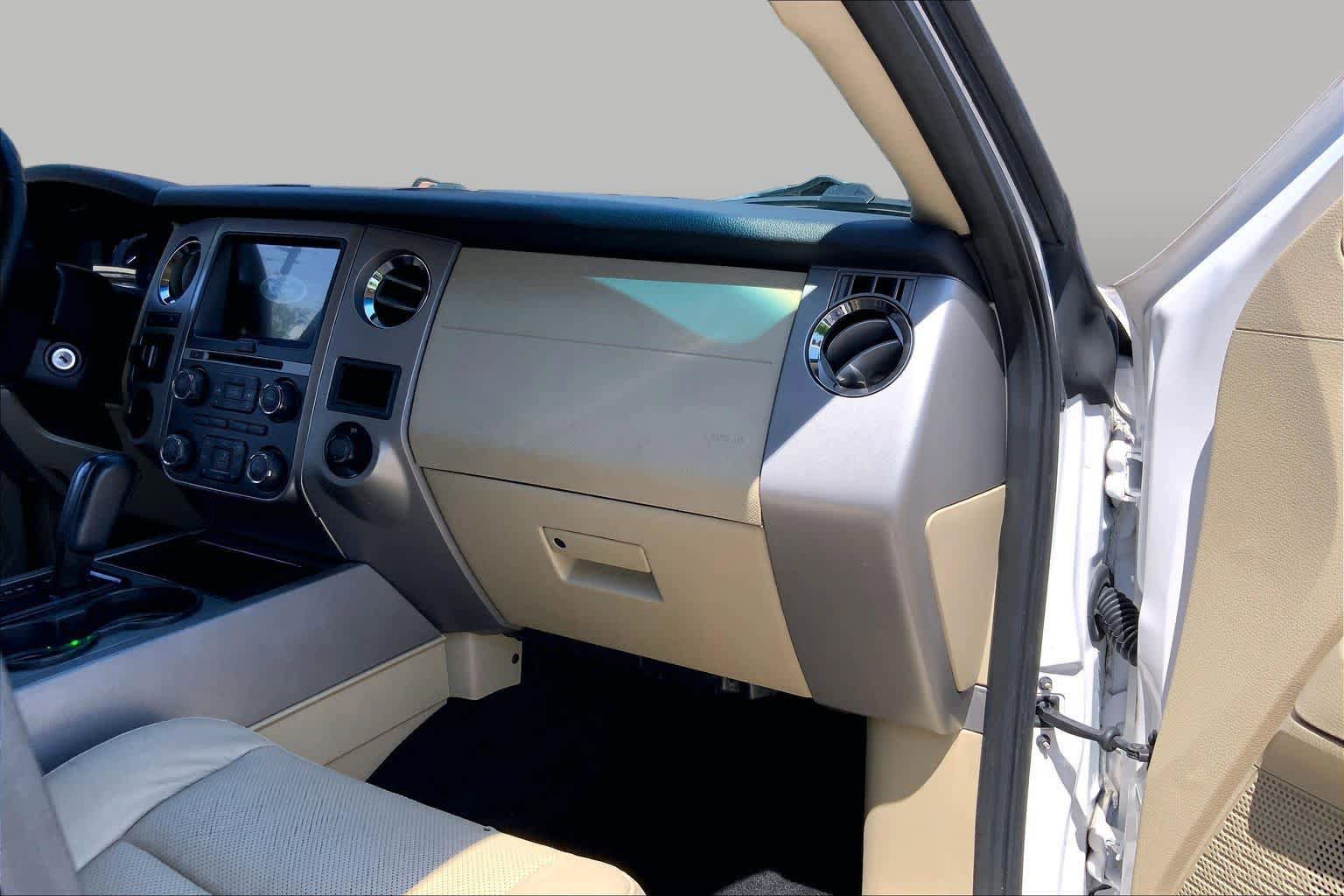 Used 2017 Ford Expedition XLT w/ Equipment Group 202A RWD image 18