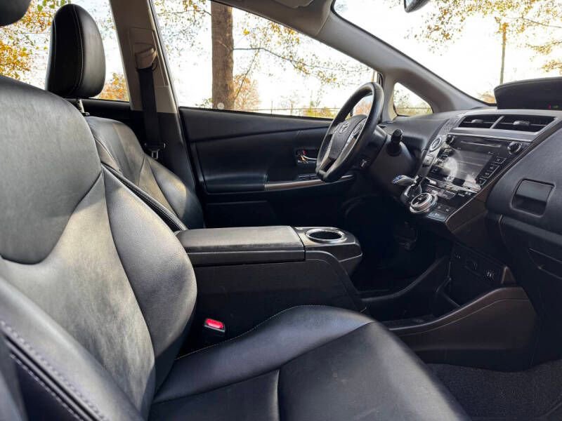 Used 2015 Toyota Prius V Five image 15