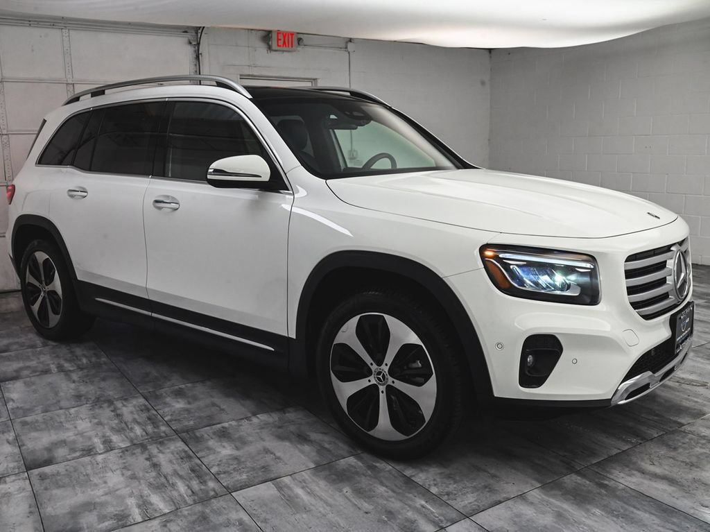 Used 2025 Mercedes-Benz GLB 250 4MATIC image 3