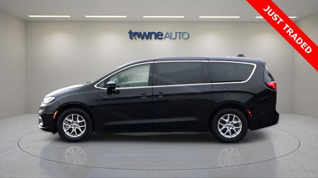 Used 2024 Chrysler Pacifica Touring-L image 2