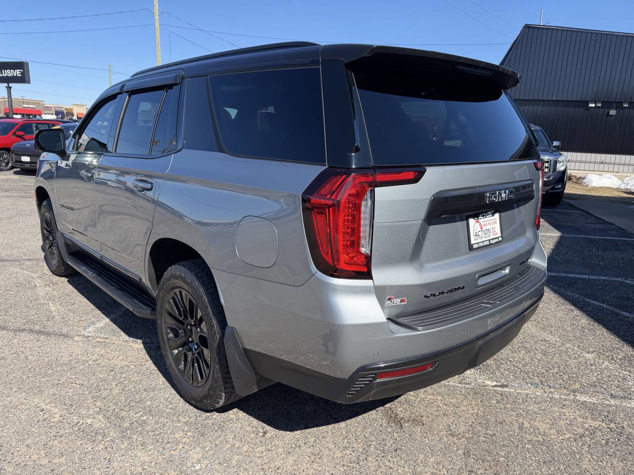 Used 2023 GMC Yukon SLT w/ SLT Luxury Package image 3