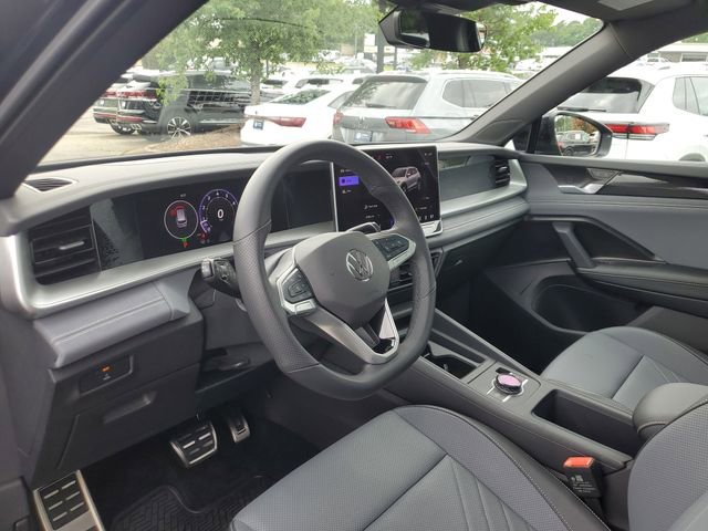 Certified 2025 Volkswagen Tiguan SE R-Line AWD/4WD image 18