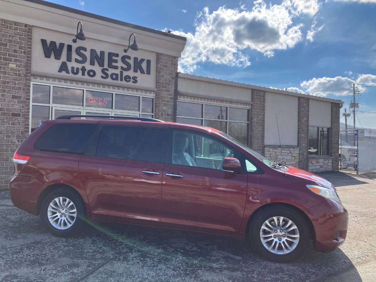 Used 2012 Toyota Sienna XLE FWD image 2