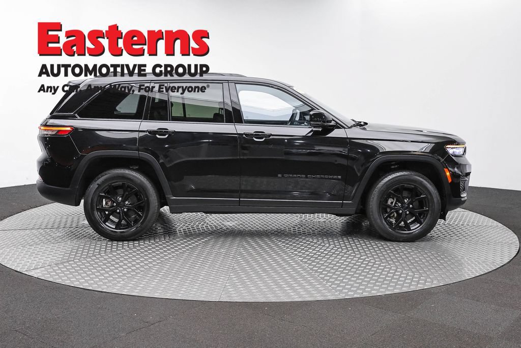 Used 2025 Jeep Grand Cherokee Altitude AWD/4WD image 4