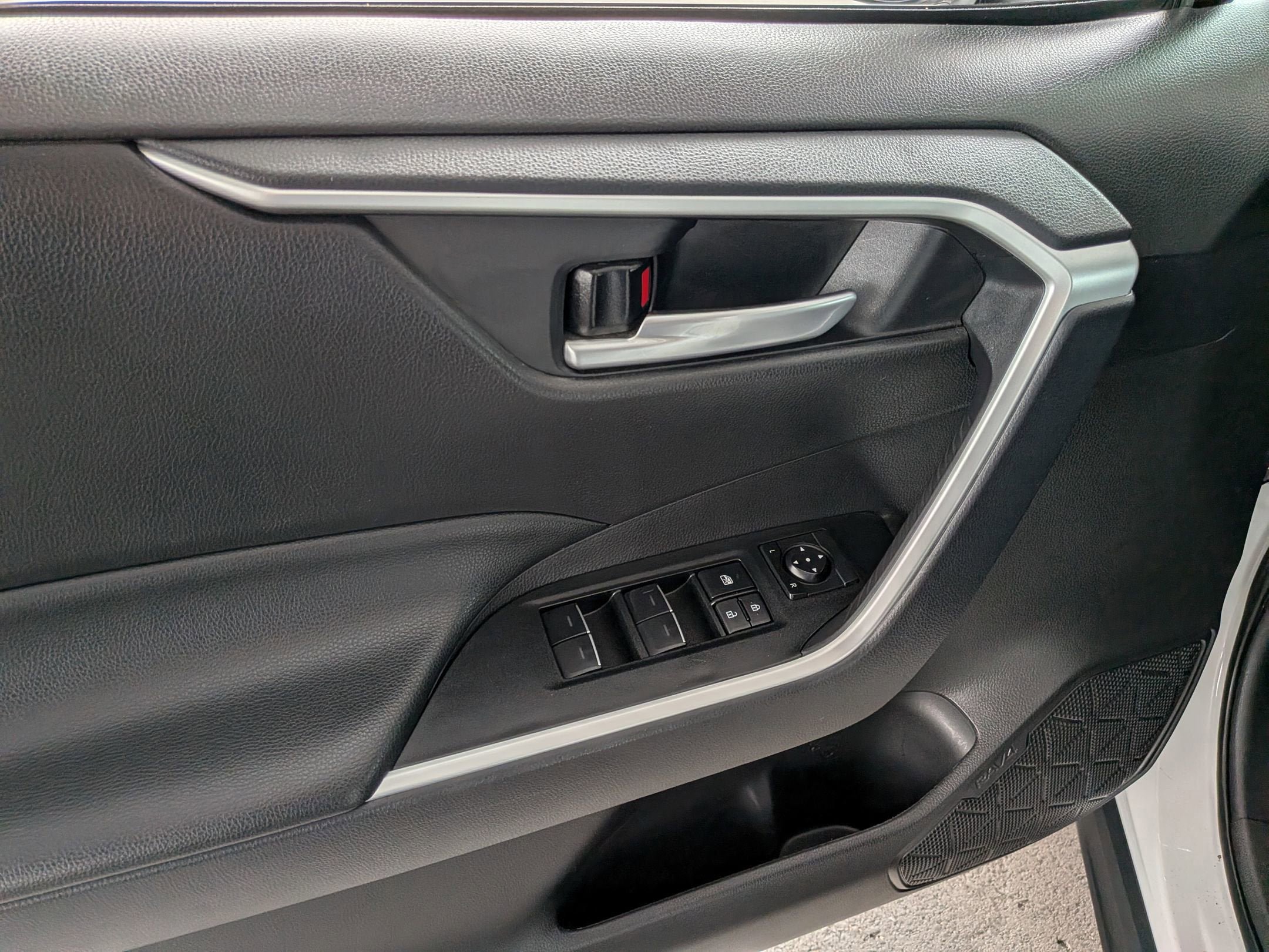 Certified 2025 Toyota RAV4 XLE FWD image 8