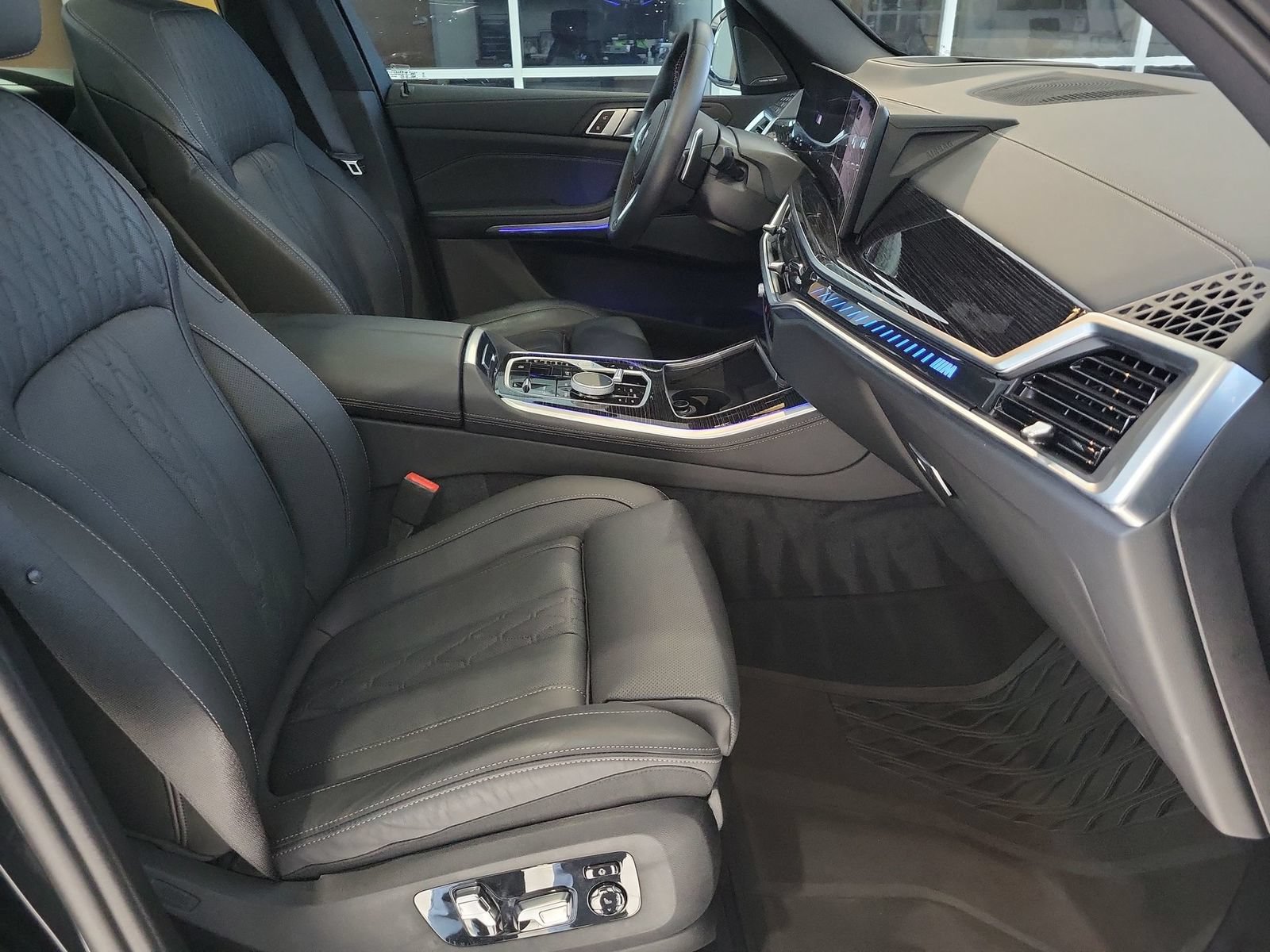 Used 2025 BMW X5 M60i w/ Climate Comfort Package AWD/4WD image 29