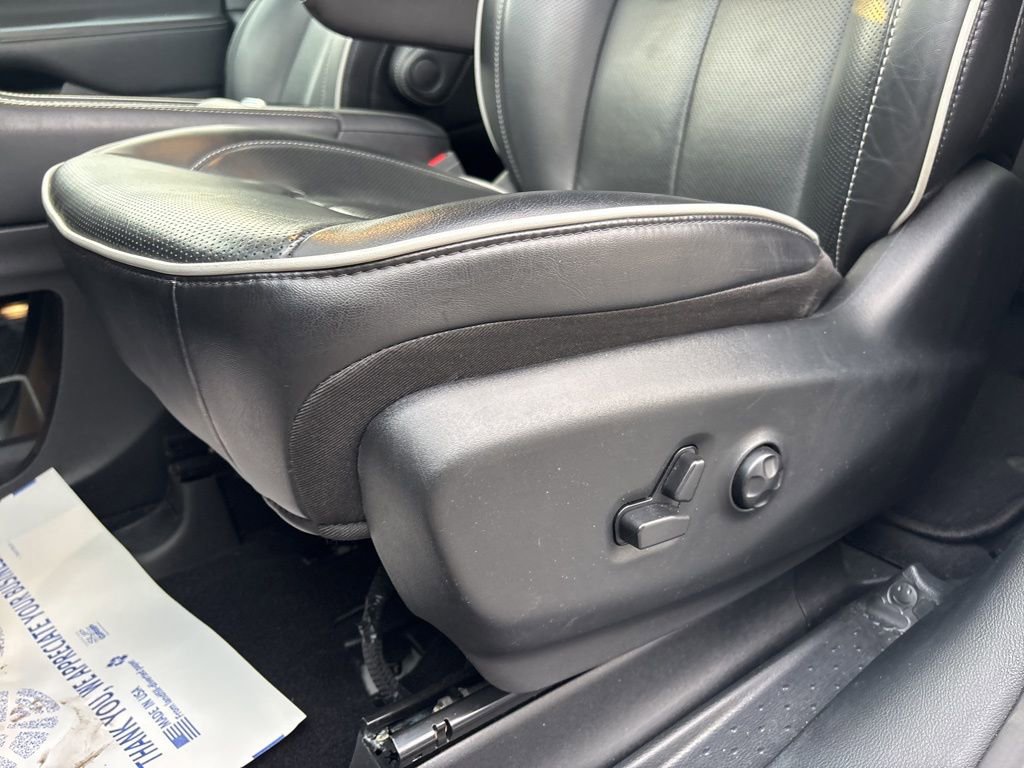 Used 2025 Chrysler Pacifica Limited image 33