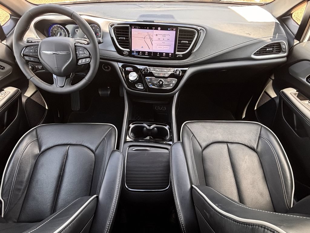 Used 2025 Chrysler Pacifica Limited FWD image 8