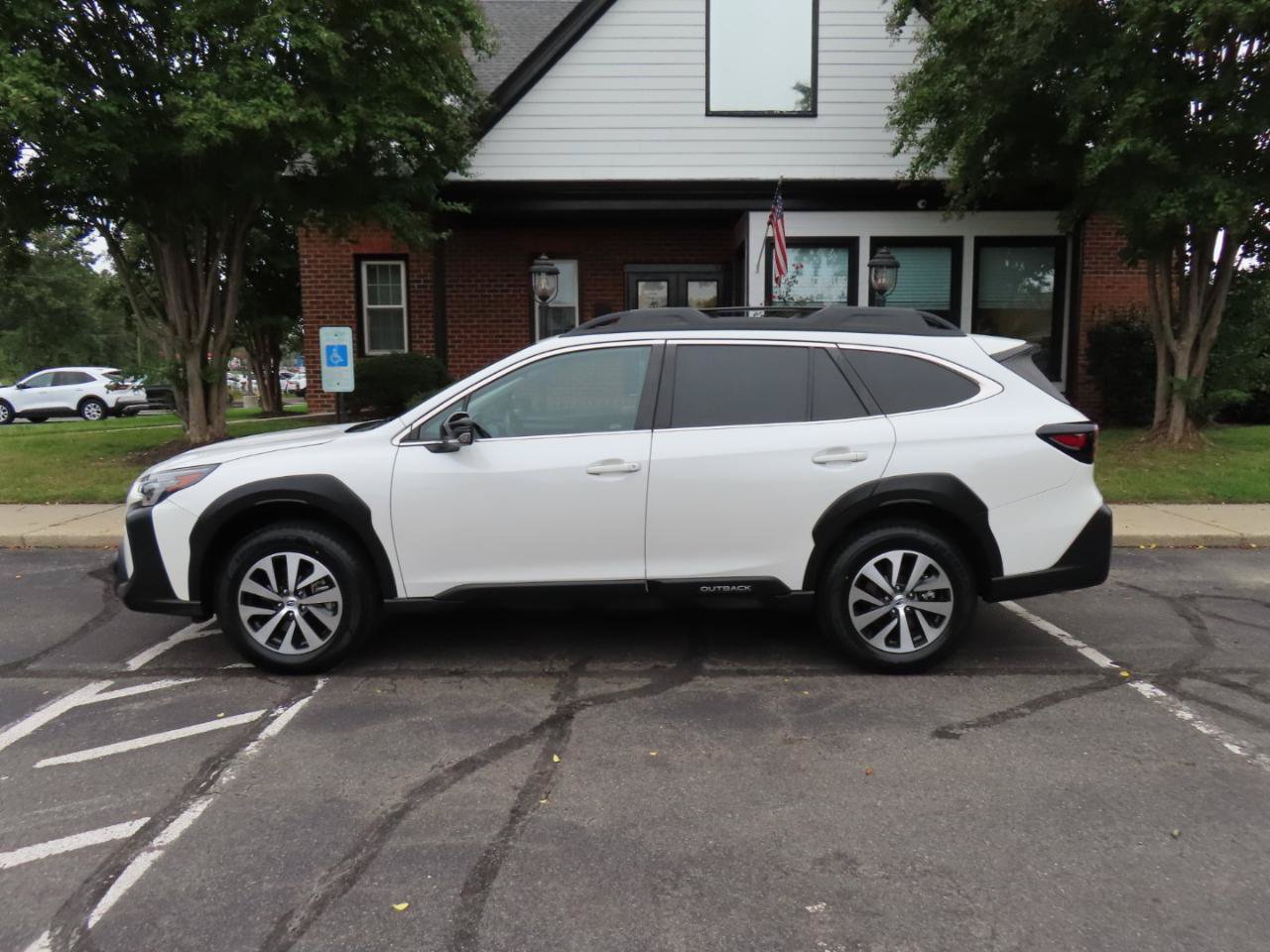 Used 2024 Subaru Outback Premium AWD/4WD image 3