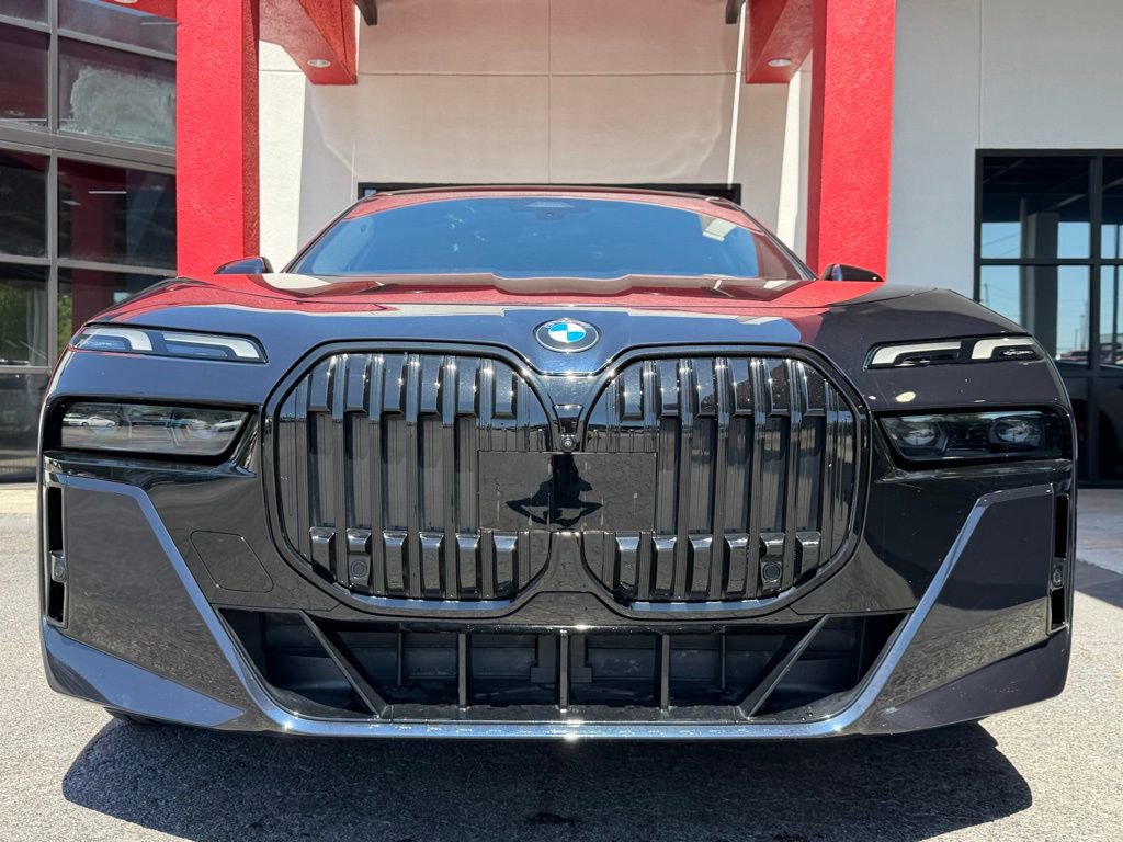 Used 2023 BMW 740i w/ Parking Assistance Package RWD image 3