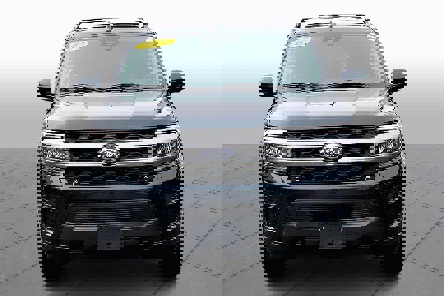 Used 2023 Ford Expedition XLT image 3