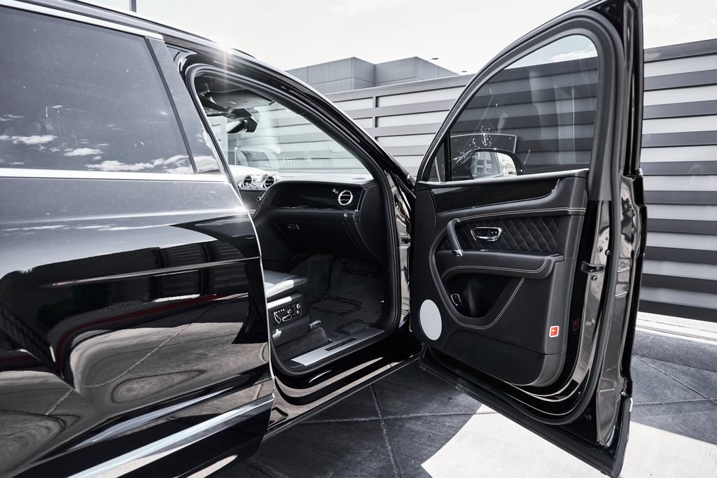 Used 2017 Bentley Bentayga AWD/4WD image 18