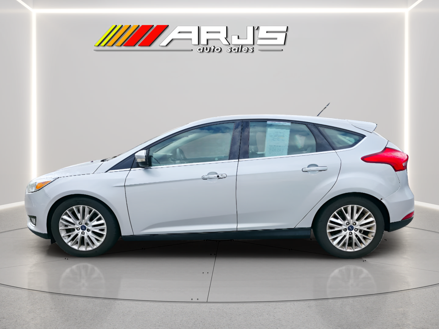 Used 2017 Ford Focus Titanium w/ Titanium Technology Package FWD image 2
