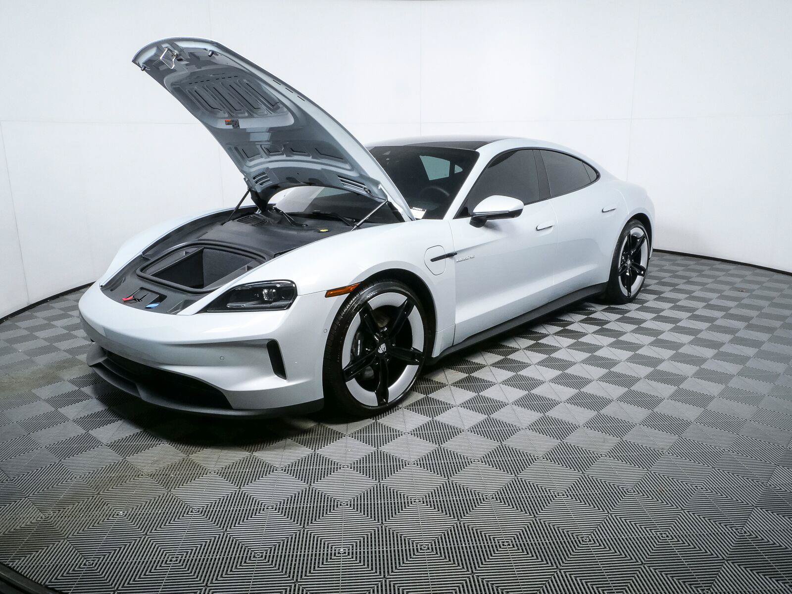Certified 2025 Porsche Taycan AWD/4WD image 34