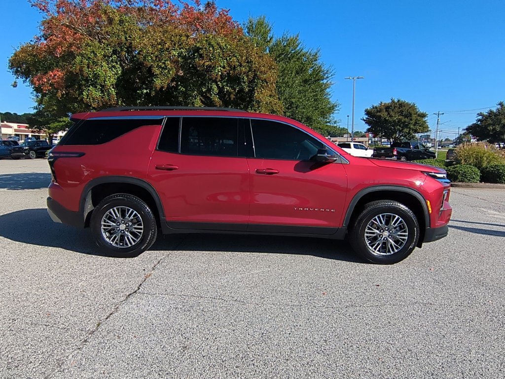 Used 2025 Chevrolet Traverse LT w/ Driver Confidence Package AWD/4WD image 2