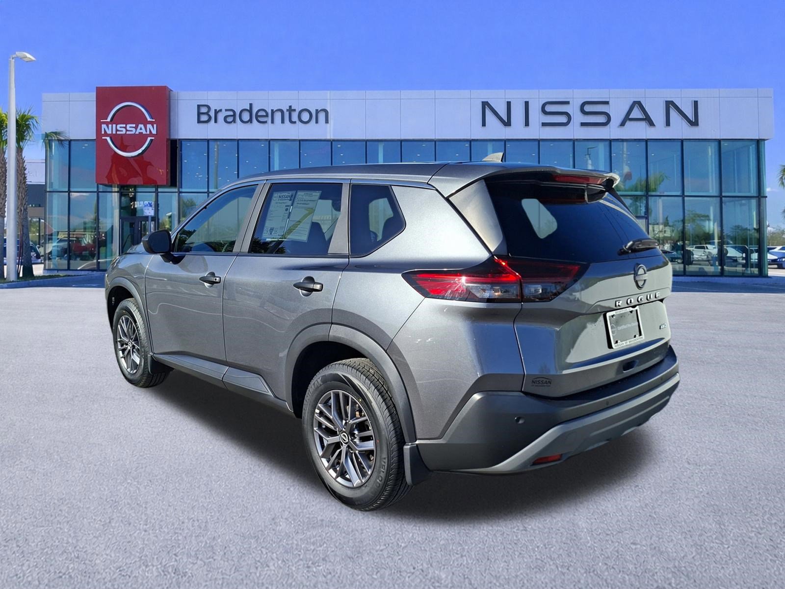 Used 2023 Nissan Rogue S image 7