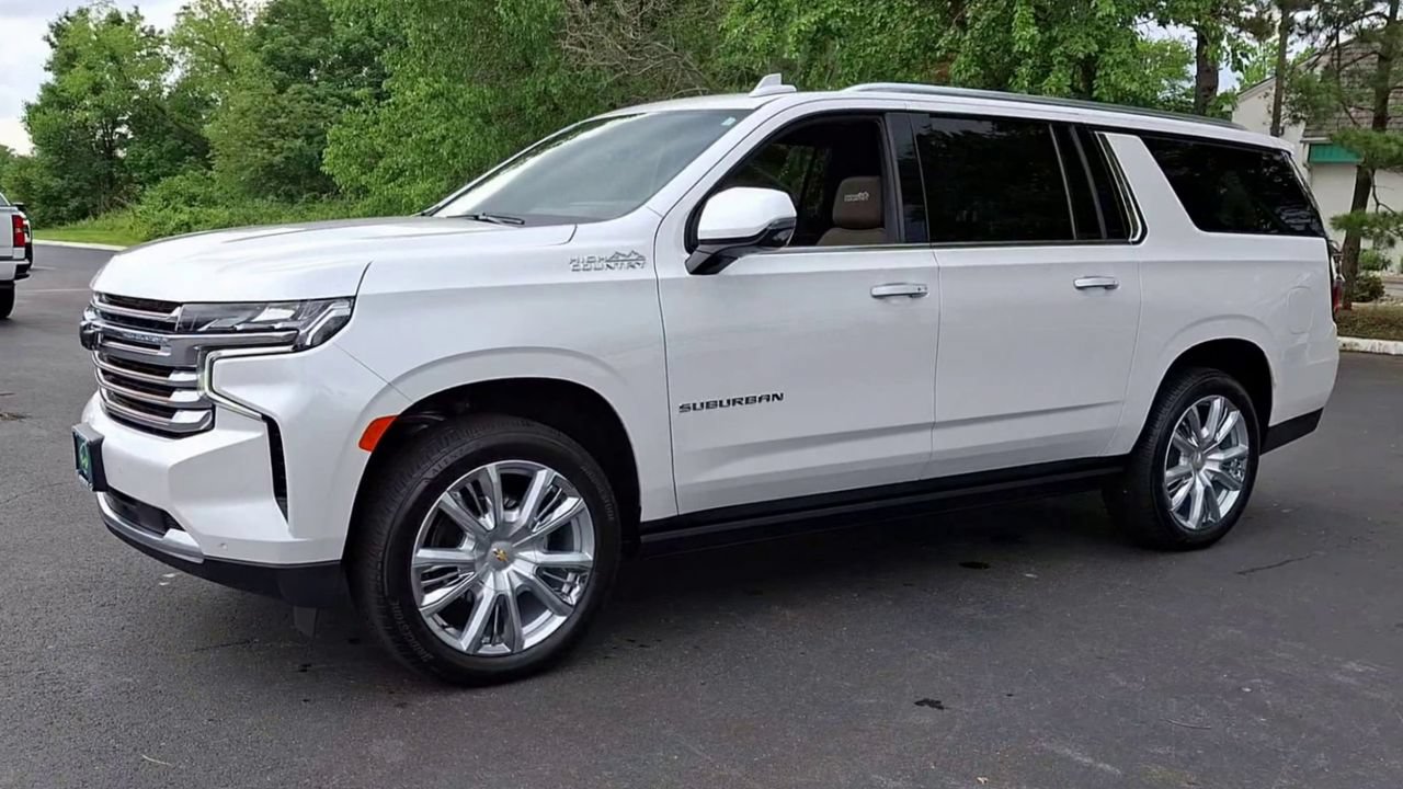 Used 2024 Chevrolet Suburban High Country AWD/4WD image 4