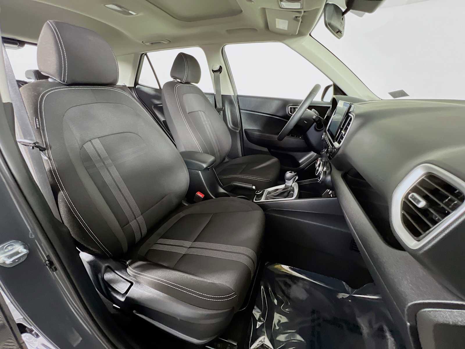 Certified 2025 Hyundai Venue SEL image 26