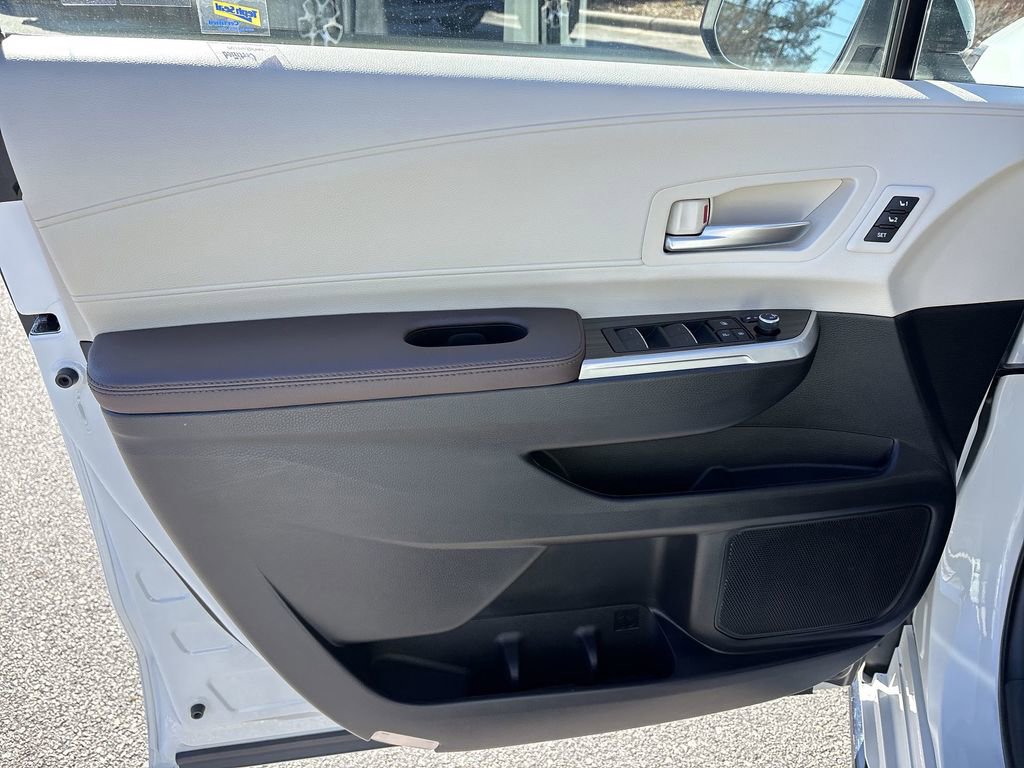 Used 2024 Toyota Sienna Platinum image 26