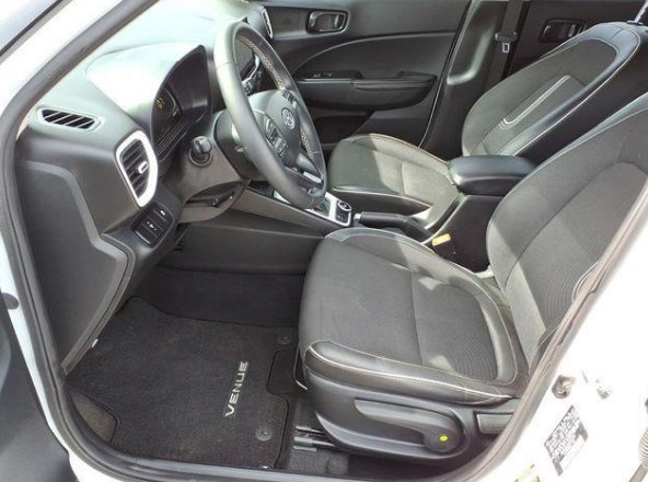 Used 2024 Hyundai Venue Limited FWD image 9