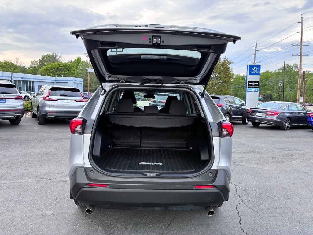 Used 2021 Toyota RAV4 LE AWD/4WD image 11