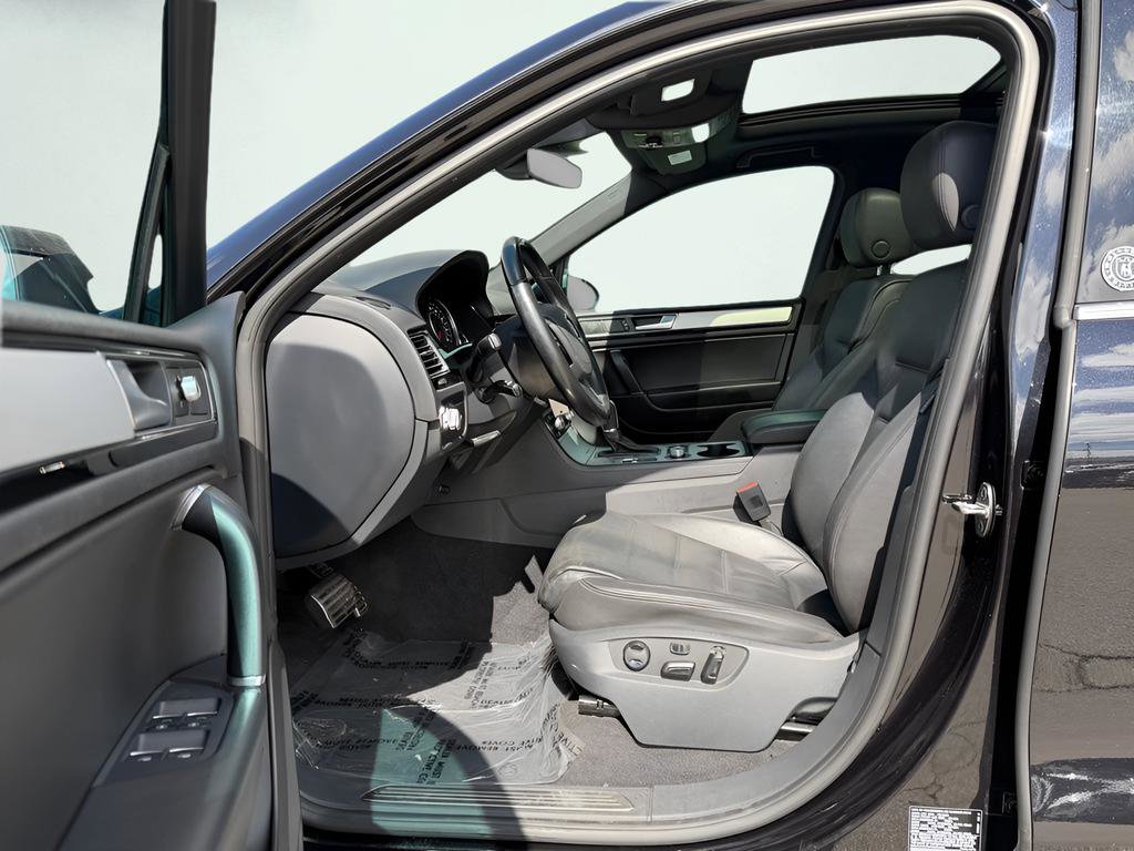 Used 2017 Volkswagen Touareg Wolfsburg Edition image 16