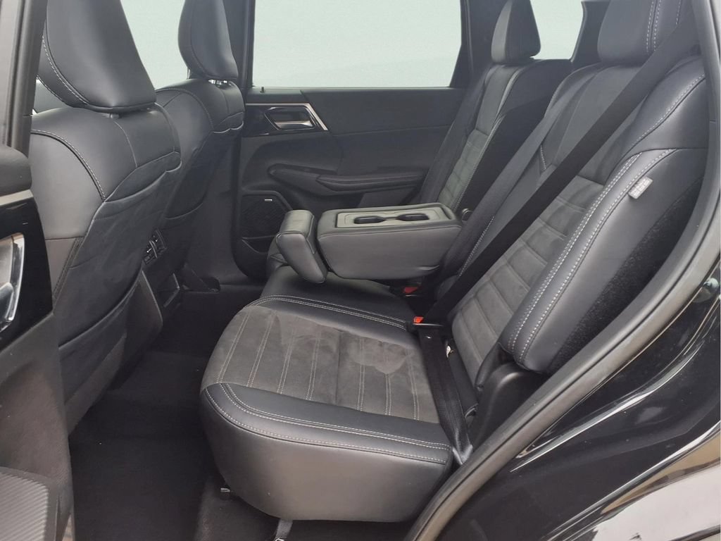 Used 2025 Mitsubishi Outlander SE FWD image 11