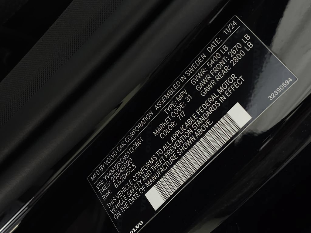 Certified 2025 Volvo XC60 B5 Plus AWD/4WD image 35