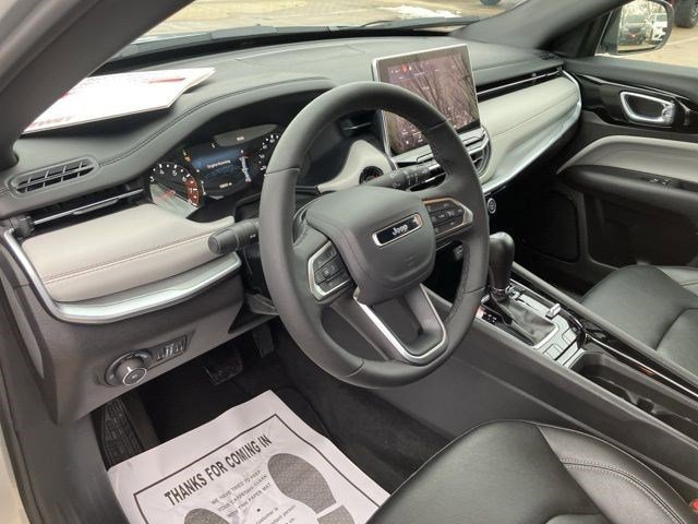 Used 2025 Jeep Compass Limited image 13