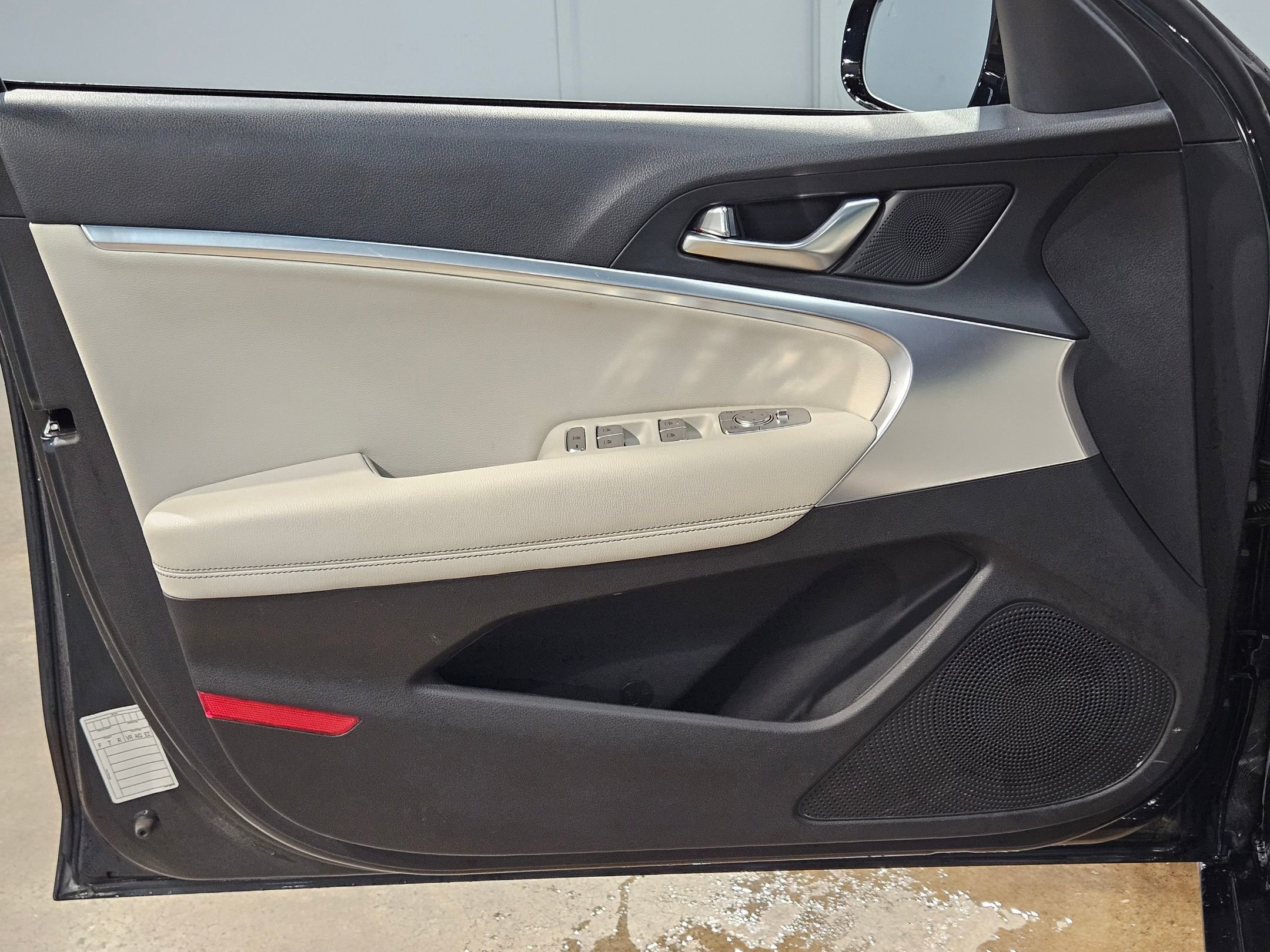 Used 2025 Genesis G70 2.5T RWD image 20