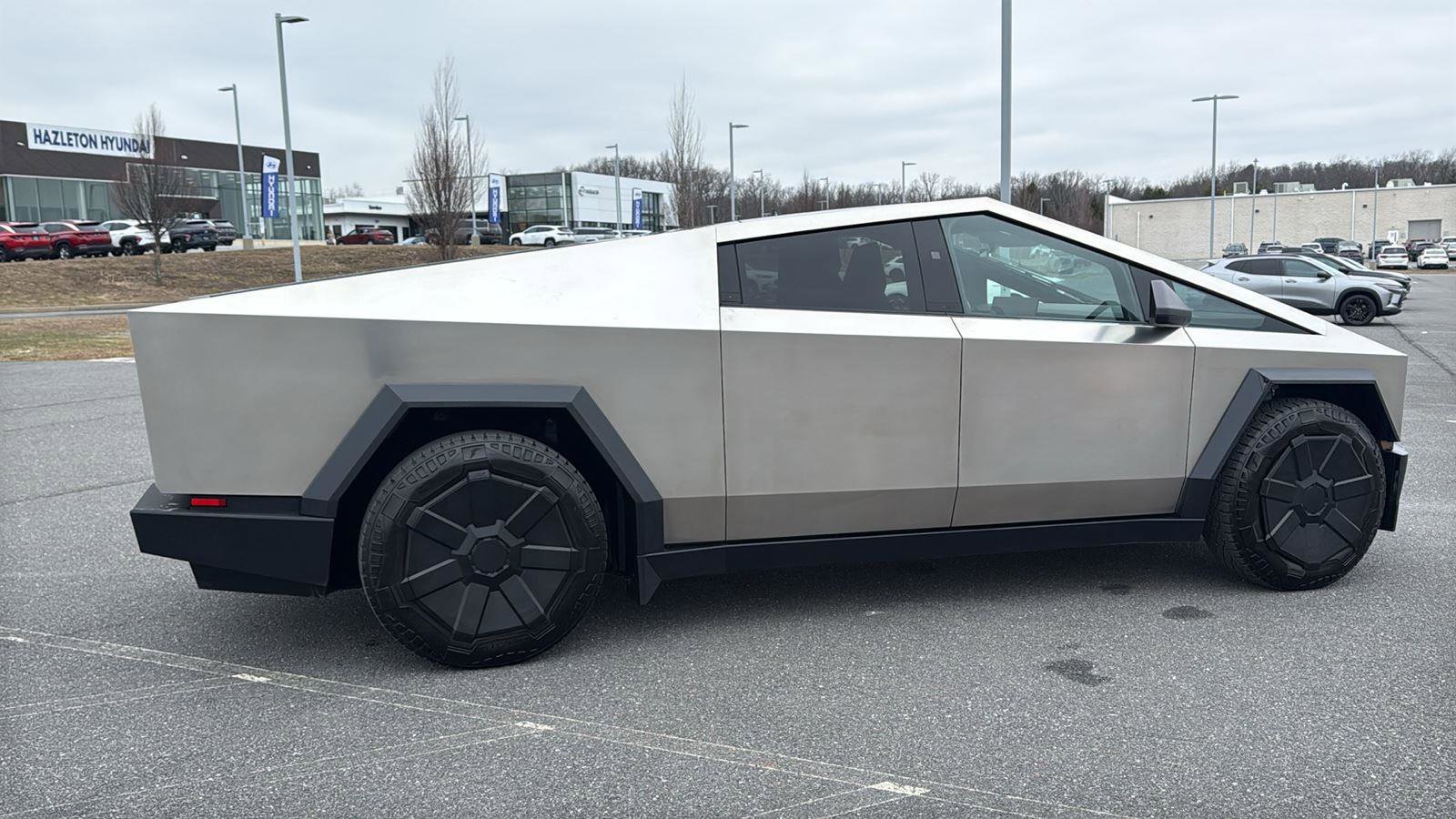 Used 2024 Tesla Cybertruck AWD Crew Cab image 5