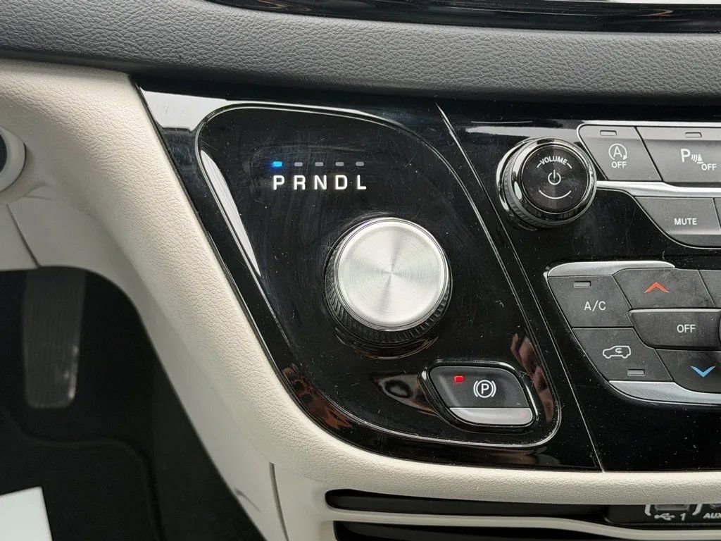 Used 2024 Chrysler Pacifica Touring-L FWD image 22