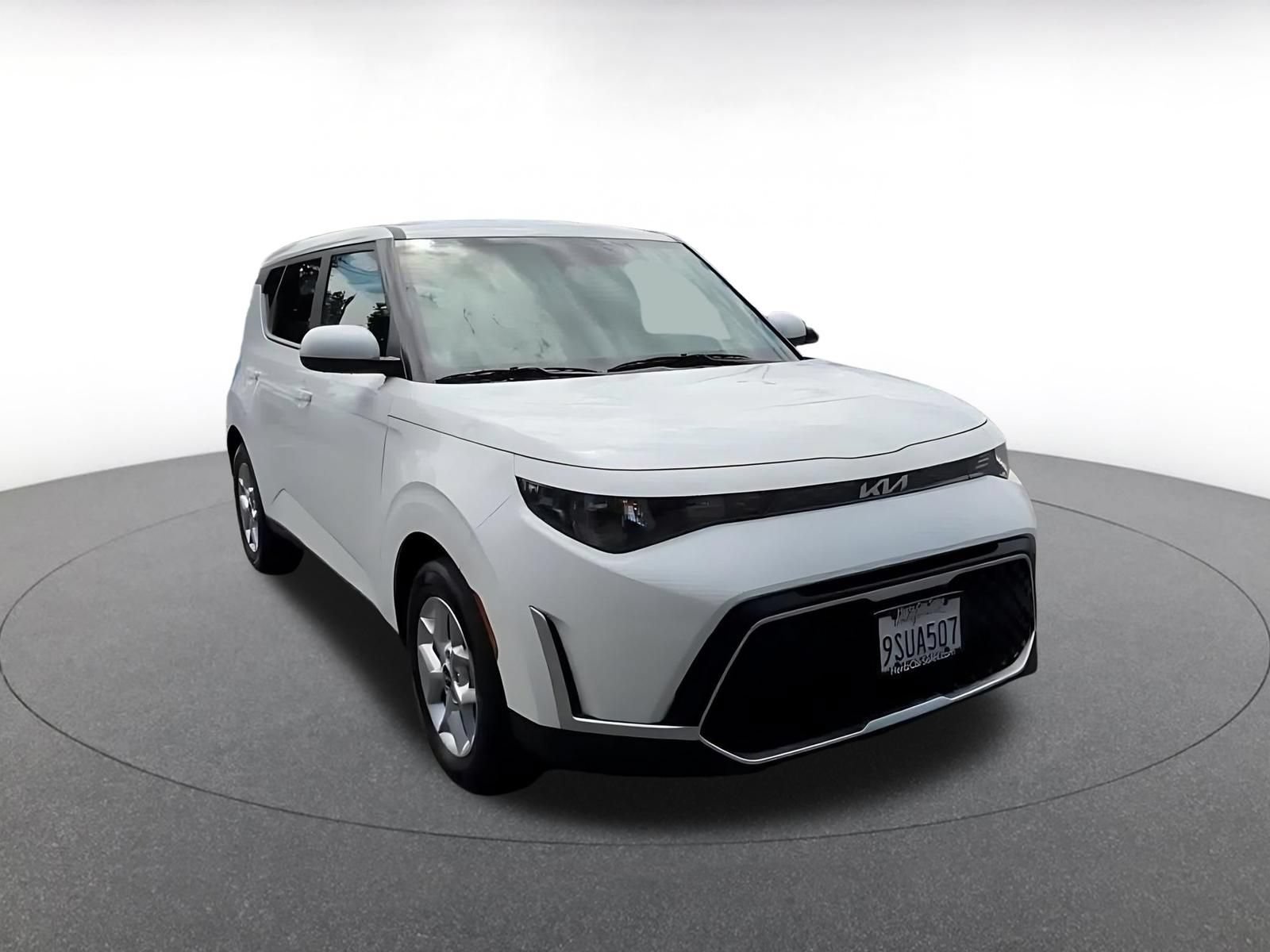 Used 2025 Kia Soul LX w/ LX Technology Package FWD image 3