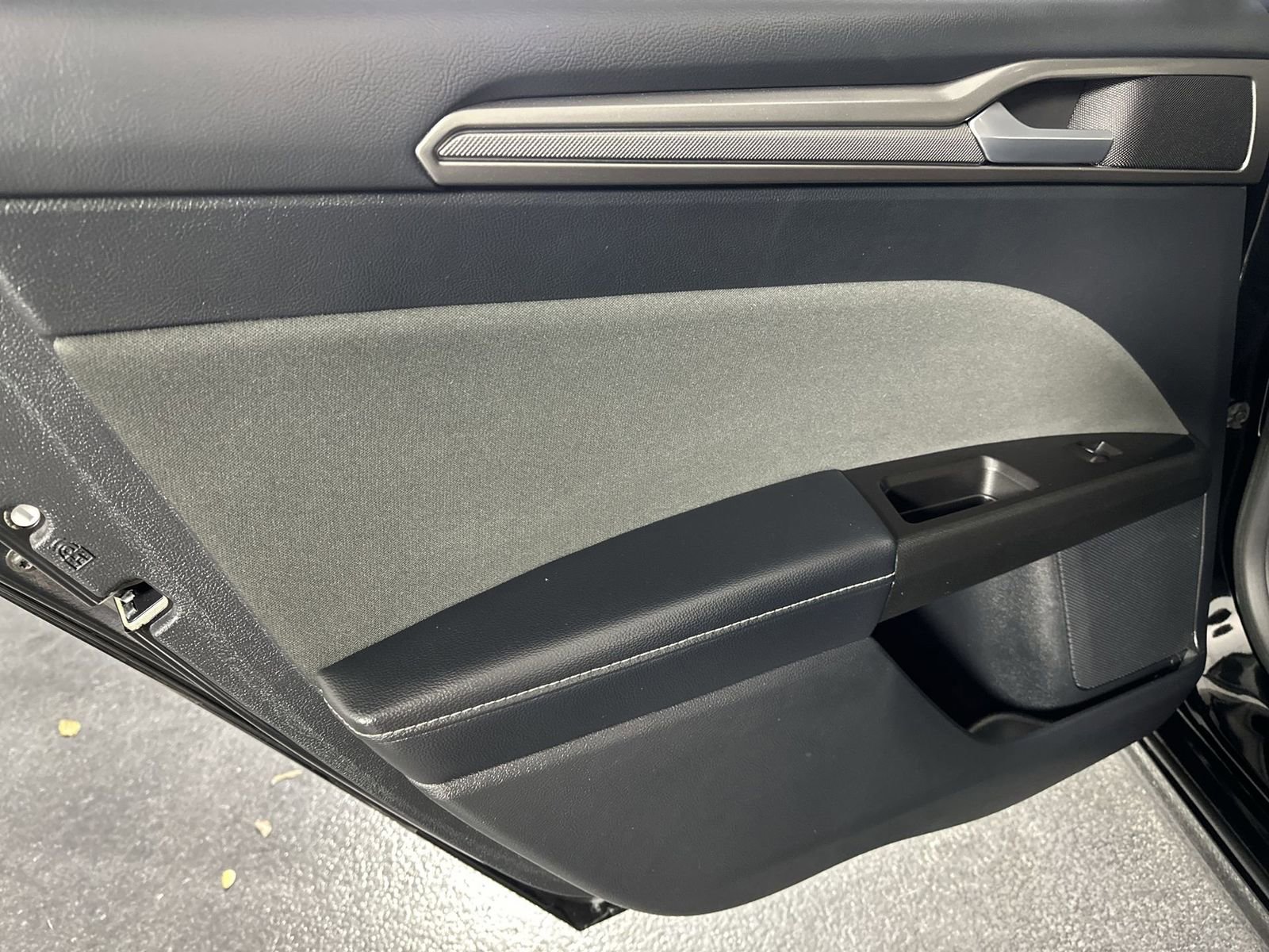 Used 2017 Ford Fusion SE w/ Fusion SE Technology Package image 30