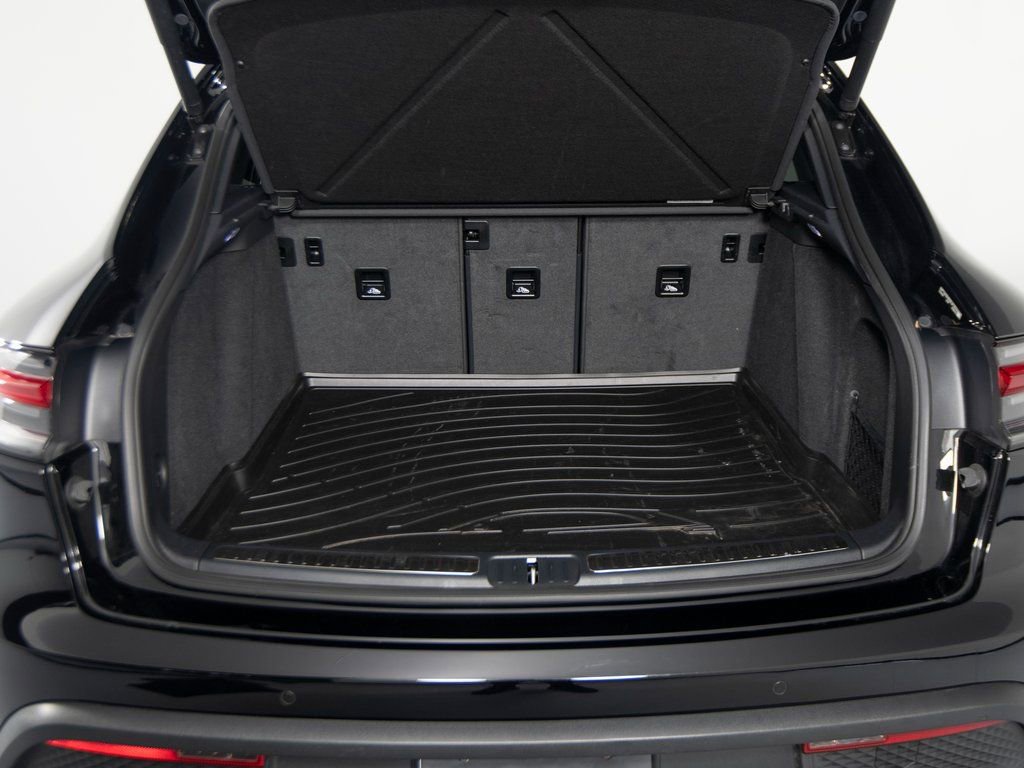 Certified 2025 Porsche Macan image 39