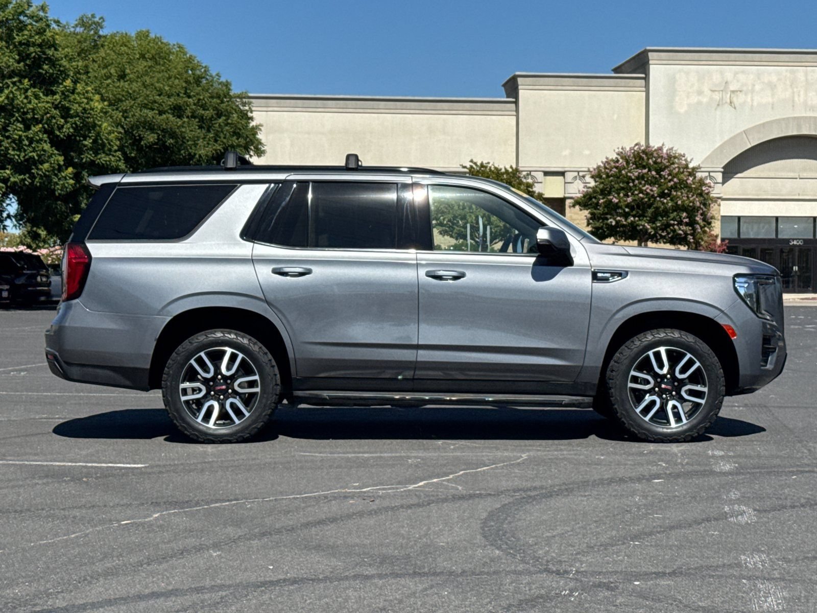 Used 2021 GMC Yukon AT4 AWD/4WD image 3