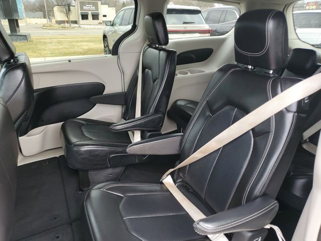 Used 2024 Chrysler Pacifica Touring-L image 28