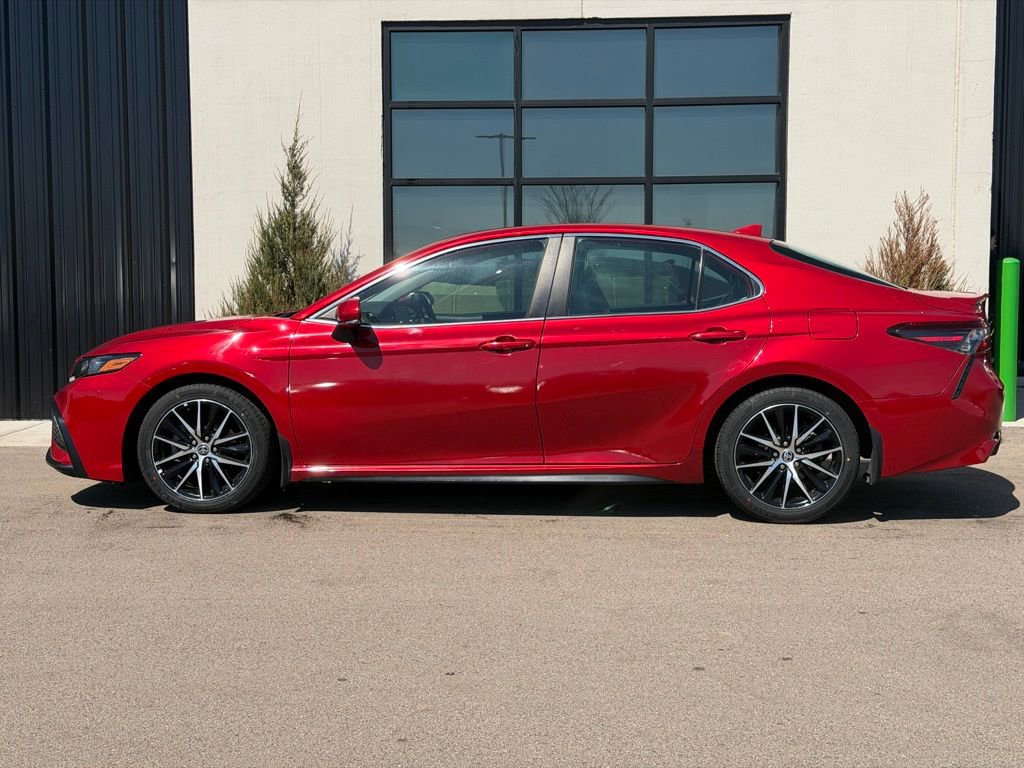 Used 2022 Toyota Camry SE w/ Cold Weather Package image 2