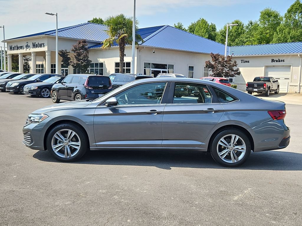 Used 2024 Volkswagen Jetta SE FWD image 4