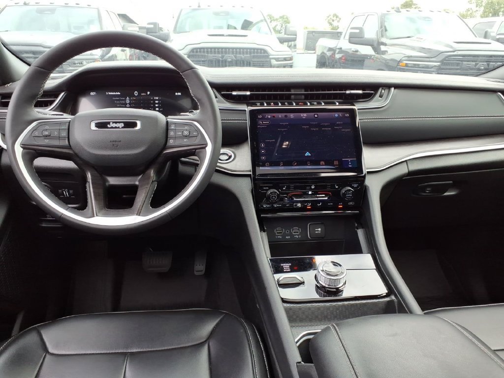 Used 2025 Jeep Grand Cherokee Limited w/ Black Appearance Package AWD/4WD image 18