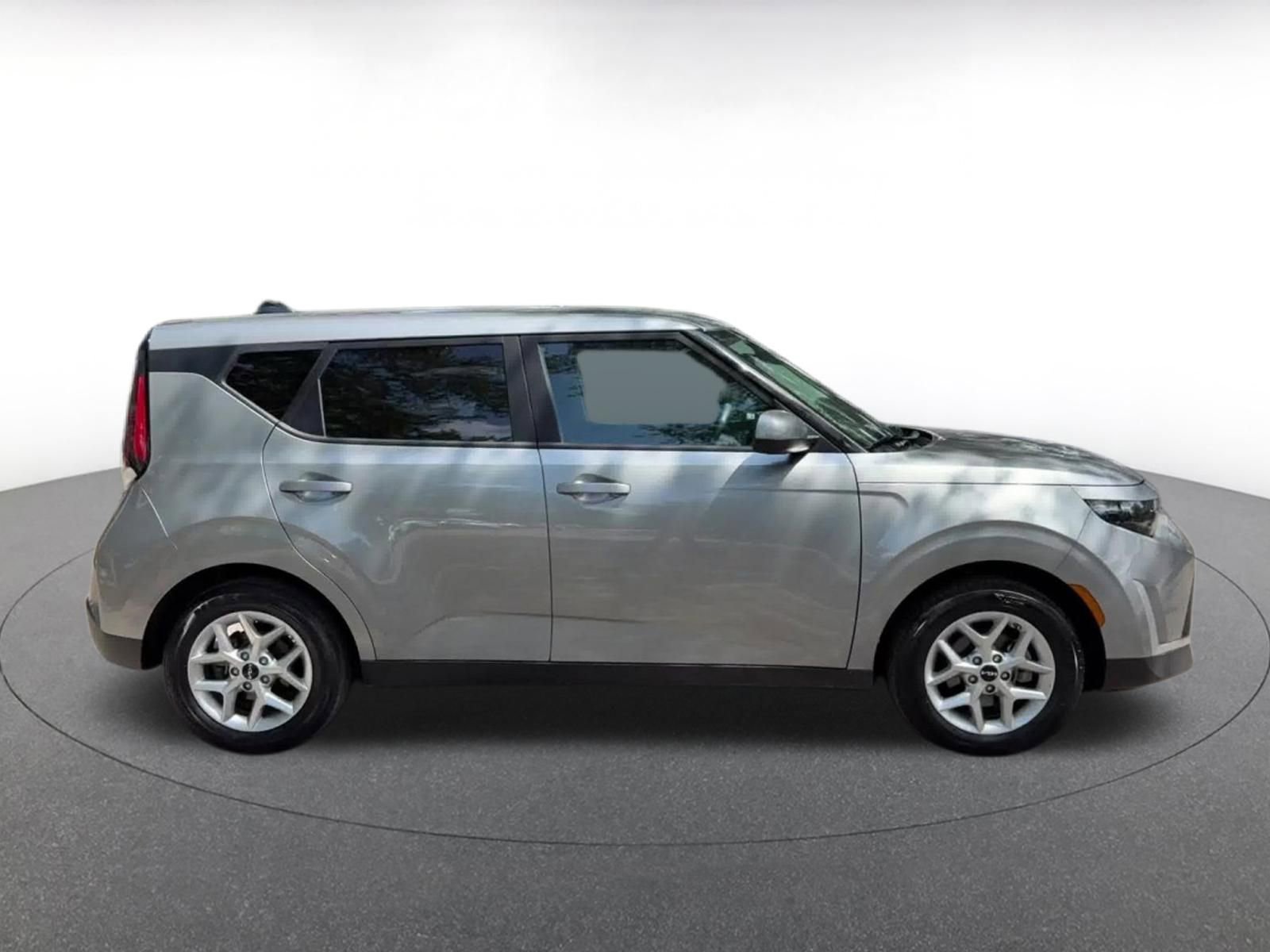Used 2025 Kia Soul LX w/ LX Technology Package FWD image 16